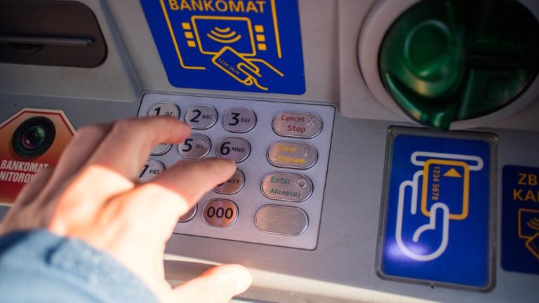 Amenzi URIAȘE pentru o bancă din România, acuzată de utilizarea neautorizată a datelor personale