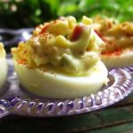 Rețeta de ouă umplute. Un altfel de preparat. Ce ingredient poți să folosești în loc de pate