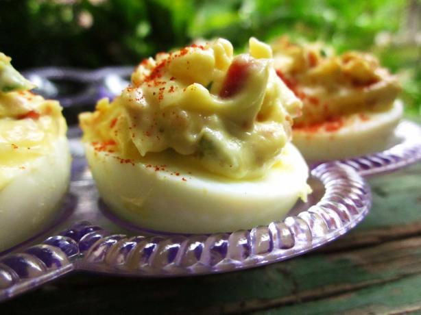 Rețeta de ouă umplute. Un altfel de preparat. Ce ingredient poți să folosești în loc de pate