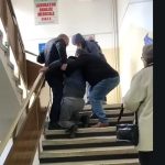 România umilită. Pacient cu probleme la picioare, târât pe scări de două persoane pentru a ajunge la cabinetul medicului VIDEO
