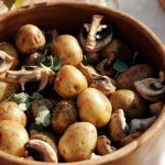 Rețeta ideală pentru zilele de post: cartofi la cuptor cu ciuperci. Ingredientul aparte care le conferă o savoare deosebită