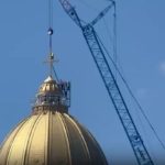 A fost montată crucea de pe turla Catedralei Mântuirii Neamului. Are șapte metri și șapte tone