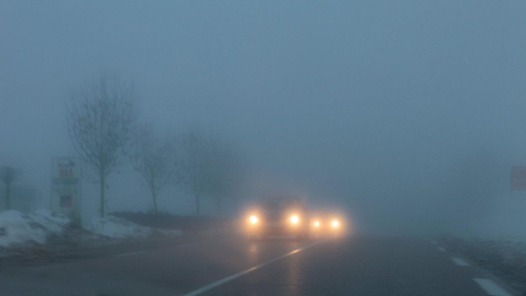 Mare atenție, șoferi! Se circulă în condiții de ceață pe mai multe drumuri județene din țară