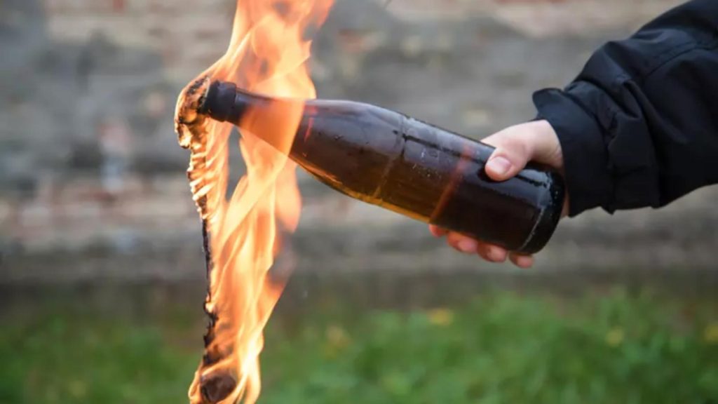 12 tineri înarmați cu cocktailuri Molotov și pistoale airsoft se pregăteau de o răfuială în parcarea mallului Băneasa. Polițiștii le-au potolit avântul bătăușilor