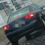 Părinți iresponsabili. Au transportat copilul cu fața lipită de lunta mașinii. Poliția a deschis o anchetă