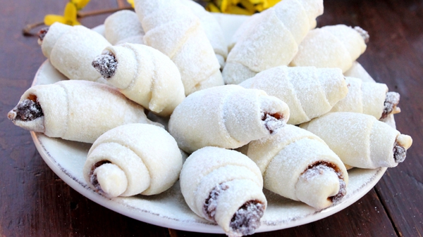 Rețeta celor mai fragede cornulețe cu magiun sau nucă. Ingredientul care le face sfârâmicioase. Necesită doar 2 linguri