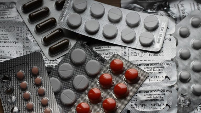 Medicamente contrafăcute, vândute peste tot în Europa. Rețeaua de escroci a fost destructurată de Poliția Română