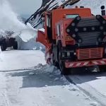 Circulația pe Transalpina rămâne închisă! Drumarii au trecut de cel mai înalt punct al drumului, Pasul Urdele, și continuă deszăpezirea