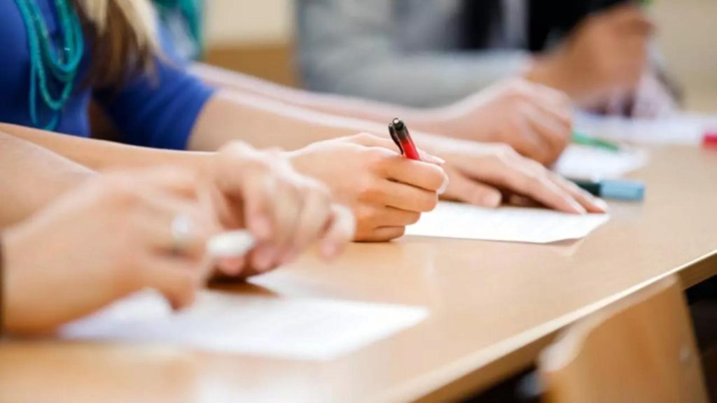 Alertă la o școală din Bistrița! O profesoară a suferit un șoc anafilactic în timp ce se afla la catedră: ambulanța, chemată de elevi