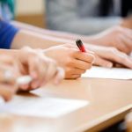 Alertă la o școală din Bistrița! O profesoară a suferit un șoc anafilactic în timp ce se afla la catedră: ambulanța, chemată de elevi