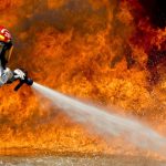 Incendiu masiv în Tecuci: bărbat transportat la spital cu arsuri pe mai mult din jumătatea corpului