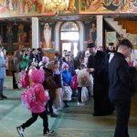 Peste 600 de copii din Galați, din localitățile afectate de inundații, vor primi îmbrăcăminte și încălțăminte de Paște