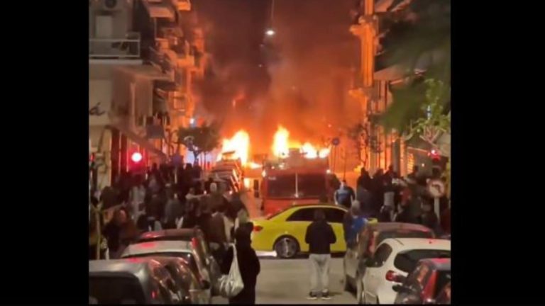 Zeci de indivizi mascați au atacat o secție de poliție. Huliganii au folosit cocktailuri Molotov, artificii și pietre