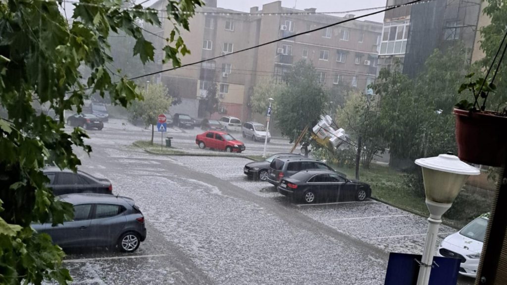 Cod GALBEN de ploi în jumătate din țară. Se așteaptă fenomene extreme de tip grindină și furtuni - HARTĂ