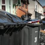 Orașul care a fost îngropat sub gunoaie. S-a declarat STARE DE URGENȚĂ din cauza tonelor de deșeuri de pe străzi
