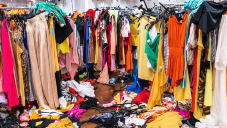 ANPC a găsit „produse periculoase” într-un magazin cu haine second-hand: peste o tonă de marfă a fost confiscată - fără certificat de dezinfecție și dezinsecție