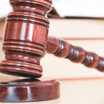 Fost agent de pază de la Casa de Pensii, trimis în judecată pentru implicare într-o rețea de trafic de influență și mită