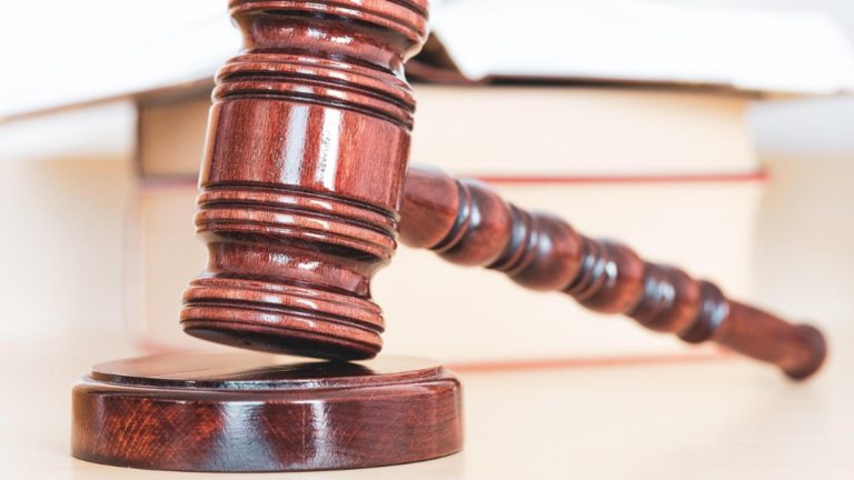 Fost agent de pază de la Casa de Pensii, trimis în judecată pentru implicare într-o rețea de trafic de influență și mită