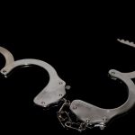 Escrocherie de proporții la Oradea: bărbat acuzat de 55 de fapte de înșelăciune. Păcălea oamenii să investească într-o afacere cu uși