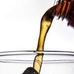 Misterul capacului galben al sticlelor de suc – o tradiție care revine în fiecare primăvară. De ce se întâmplă asta?