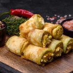 REȚETĂ DE POST! Rulouri crocante cu dovlecei și legume – o gustare rapidă, sănătoasă și plină de savoare