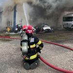 Incendiu puternic la un service auto din Alba Iulia. O persoană a suferit arsuri la mâini și picioare
