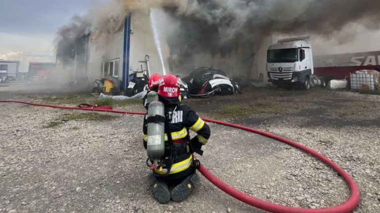 Incendiu puternic la un service auto din Alba Iulia. O persoană a suferit arsuri la mâini și picioare