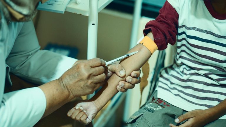 Epidemia care reaprinde temerile în SUA: doi copii au murit, iar autoritățile cer urgent vaccinarea