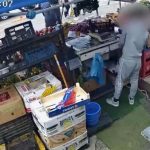 Furt în plină zi pe o stradă din Giurgiu! Un adolescent a fost surprins de camerele de supraveghere în timp ce fură banii din sertarul unei vânzătoare - VIDEO