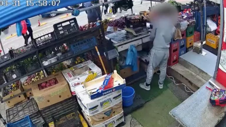 Furt în plină zi pe o stradă din Giurgiu! Un adolescent a fost surprins de camerele de supraveghere în timp ce fură banii din sertarul unei vânzătoare - VIDEO
