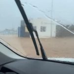 Inundații devastatoare în două destinații de vacanță. Drumuri blocate, locuințe afectate și alerte de vreme severă – VIDEO