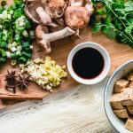 Dieta care protejează sănătatea oaselor. De ce femeile sunt mai predispuse la pierderea masei osoase