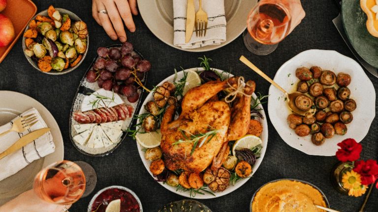 Cum evităm mâncatul în exces? Iată câteva reguli simple propuse de nutriționiști