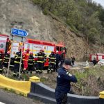 Microbuzul căzut în Dunăre a fost scos la mal: trupul șoferului, găsit de scafandri fără viață. Momentul în care mașina plonjează în Dunăre - VIDEO