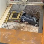 Un șofer teribilist a scăpat cu viață după ce a căzut cu mașina de pe un pod în construcție VIDEO