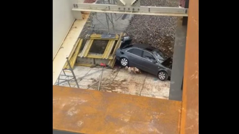 Un șofer teribilist a scăpat cu viață după ce a căzut cu mașina de pe un pod în construcție VIDEO