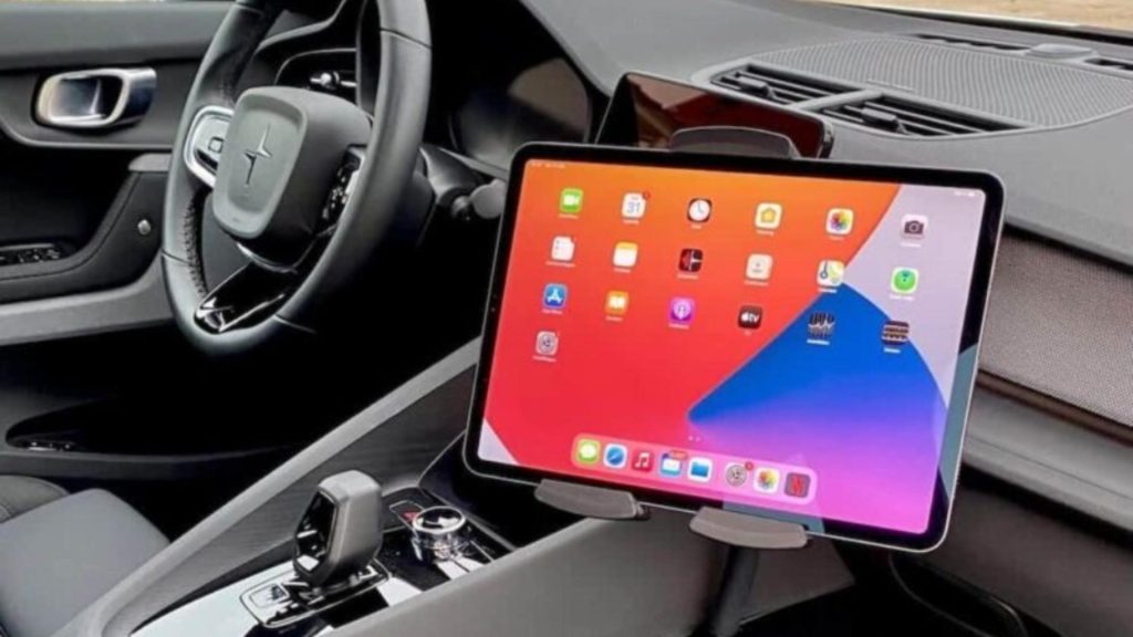 De ce ne luăm amendă dacă folosim telefonul la volan dar nu pățim nimic dacă butonăm tableta tableta mașinii? Explicația unui polițist