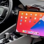 De ce ne luăm amendă dacă folosim telefonul la volan dar nu pățim nimic dacă butonăm tableta tableta mașinii? Explicația unui polițist