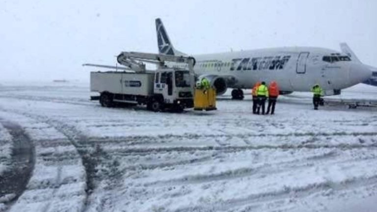 Angajații Aeroportului Sibiu, maraton meteo, la muncă: „Episod nou la fiecare oră”