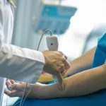 Fals medic, arestat după ce a lăsat o pacientă în moarte cerebrală în urma unei intervenții ilegale. Totul s-a petrecut într-o clinică improvizată