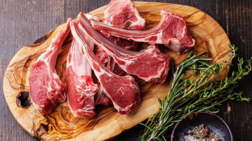 Cu ce ung francezii carnea de miel pentru un gust desăvârșit. Secretele marilor gurmanzi pentru o masă delicioasă.