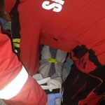 Intervenție contracronometru a salvamontiștilor pentru salvarea unei bătrâne rănite într-o zonă izolată