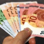 Escrocherie sentimentală în Spania: o româncă a obținut peste 70.000 de euro de la un bărbat care a dat anunț în ziar că vrea o relație serioasă