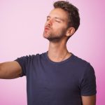 Primele indicii că partenerul tău este narcisist. Ce semnale de alarmă trag psihologii
