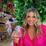 Profesoară, de 30 de ani, arestată după ce mama unui elev a aflat ce îi face fiului său. Christina spune că oamenii se iau de ea pentru că „arată prea bine”