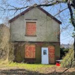 O casă ruinată, cu aspect sinistru și preț neașteptat de mare, a devenit atracția pieței imobiliare. Ce îi atrage pe oameni?
