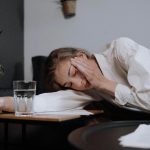 Te simți obosit după fiecare masă? Ce probleme de sănătate se pot ascunde în spatele impulsului de a „moțăi”