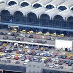 Cât costă să îți lași mașina în parcările aeroporturilor din România. Studiul InfoCons util pentru călători