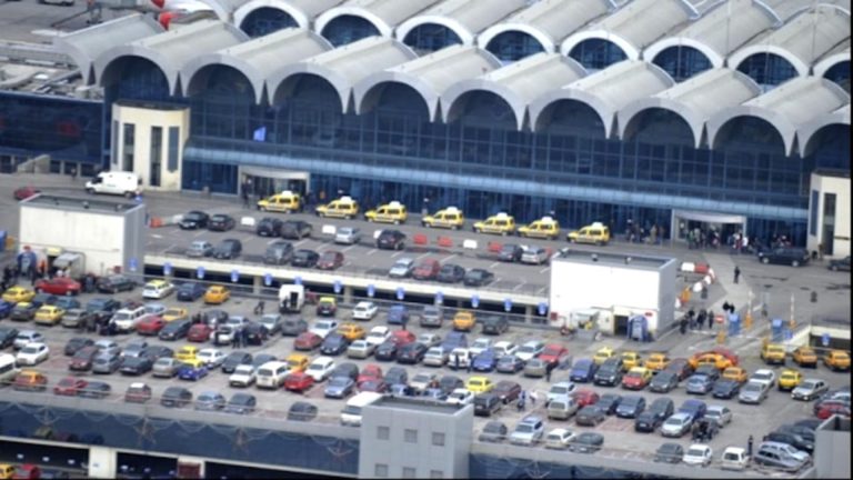 Cât costă să îți lași mașina în parcările aeroporturilor din România. Studiul InfoCons util pentru călători