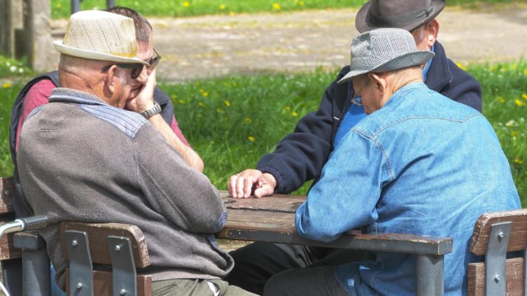 Pensionarii, obligați să dea banii înapi. Guvernul pregătește noi reguli prin care statul vrea să le ia seniorilor sumele primite NECUVENIT